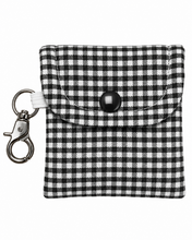 Lade das Bild in den Galerie-Viewer, Handgenähtes Täschchen mit Karabiner | Baumwolle 7 x 9cm | AirPods-Hülle & Mini-Organizer – für Kopfhörer, Tampons, Geld, Einkaufschips