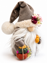 Cargar imagen en el visor de la galería, Handgemachter Herbstwichtel in Grau mit rosa Blumen und Stoffkürbissen
