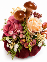 Cargar imagen en el visor de la galería, Handgemachte Herbstdeko mit genähtem Kürbis, Rosen und Pilzen – Bordeauxrot