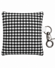Lade das Bild in den Galerie-Viewer, Handgenähtes Täschchen mit Karabiner | Baumwolle 7 x 9cm | AirPods-Hülle & Mini-Organizer – für Kopfhörer, Tampons, Geld, Einkaufschips