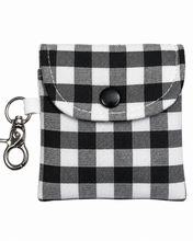 Lade das Bild in den Galerie-Viewer, Handgenähtes Täschchen mit Karabiner | Baumwolle 7 x 9cm | AirPods-Hülle & Mini-Organizer – für Kopfhörer, Tampons, Geld, Einkaufschips