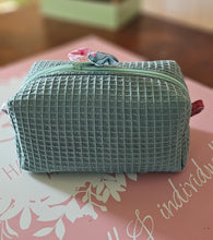 Lade das Bild in den Galerie-Viewer, Kosmetiktasche Waffelpique | Kulturbeutel Handarbeit | Schminktasche mit Baumwollfutter & Volumenvlies (18×11×10 cm)