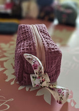 Lade das Bild in den Galerie-Viewer, Kosmetiktasche klein mit Karabiner | Schminktäschchen | Mini-Aufbewahrung 12x7x7 cm | Handgemacht aus Baumwolle (Waffelpiqué) | Geschenkidee