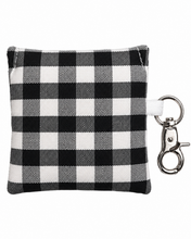 Lade das Bild in den Galerie-Viewer, Handgenähtes Täschchen mit Karabiner | Baumwolle 7 x 9cm | AirPods-Hülle & Mini-Organizer – für Kopfhörer, Tampons, Geld, Einkaufschips
