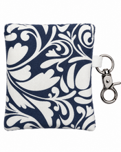 Lade das Bild in den Galerie-Viewer, Handgenähtes Täschchen mit Karabiner | Baumwolle 7 x 9cm | AirPods-Hülle & Mini-Organizer – für Kopfhörer, Tampons, Geld, Einkaufschips