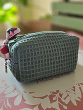 Lade das Bild in den Galerie-Viewer, Kosmetiktasche klein mit Karabiner | Schminktäschchen | Mini-Aufbewahrung 12x7x7 cm | Handgemacht aus Baumwolle (Waffelpiqué) | Geschenkidee