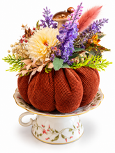 Charger l'image dans la galerie, Handgemachte Herbstdeko mit Stoffkürbis, Blumen und Pilz – Rostrot & Creme