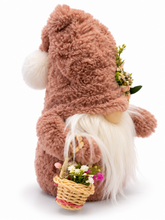 Cargar imagen en el visor de la galería, Handgemachter Kuschelwichtel in Altrosa mit Blumenkorb – Dekowichtel mit flauschiger Zipfelmütze