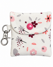 Lade das Bild in den Galerie-Viewer, Handgenähtes Täschchen mit Karabiner | Baumwolle 7 x 9cm | AirPods-Hülle & Mini-Organizer – für Kopfhörer, Tampons, Geld, Einkaufschips
