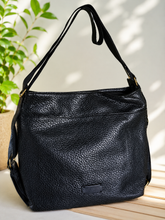 Lade das Bild in den Galerie-Viewer, Umhängetasche & Rucksack in einem – stylische Alltagstasche aus Kunstleder in Camel, Braun oder Schwarz | 2-in-1 Tasche Damen