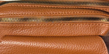 Lade das Bild in den Galerie-Viewer, Elegante Kunstleder-Tasche in Cognacbraun mit Struktur & Schulterriemen | 24 × 18 × 6 cm