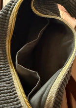 Lade das Bild in den Galerie-Viewer, Handgemachte Mondtasche aus Cord mit Kunstlederriemen | Schultertasche mit Reißverschluss & Baumwollfutter