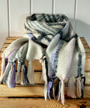 Lade das Bild in den Galerie-Viewer, Weicher Schal mit Fransen – kariert in Grau, Zartrosa, Flieder & Creme | 100 % Viskose | ca. 2 m Länge