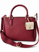 Cargar imagen en el visor de la galería, Elegante Handtasche aus Kunstleder – Bordeaux/ Schwarz – 33×28×10 cm – Alltag & Büro