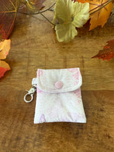 Lade das Bild in den Galerie-Viewer, Handgenähtes Täschchen mit Karabiner | Baumwolle 7 x 9cm | AirPods-Hülle & Mini-Organizer – für Kopfhörer, Tampons, Geld, Einkaufschips