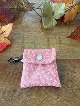 Lade das Bild in den Galerie-Viewer, Handgenähtes Täschchen mit Karabiner | Baumwolle 7 x 9cm | AirPods-Hülle & Mini-Organizer – für Kopfhörer, Tampons, Geld, Einkaufschips