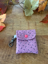 Lade das Bild in den Galerie-Viewer, Handgenähtes Täschchen mit Karabiner | Baumwolle 7 x 9cm | AirPods-Hülle & Mini-Organizer – für Kopfhörer, Tampons, Geld, Einkaufschips