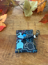 Lade das Bild in den Galerie-Viewer, Handgenähtes Täschchen mit Karabiner | Baumwolle 7 x 9cm | AirPods-Hülle & Mini-Organizer – für Kopfhörer, Tampons, Geld, Einkaufschips