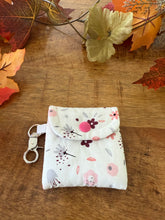 Lade das Bild in den Galerie-Viewer, Handgenähtes Täschchen mit Karabiner | Baumwolle 7 x 9cm | AirPods-Hülle & Mini-Organizer – für Kopfhörer, Tampons, Geld, Einkaufschips