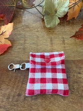 Lade das Bild in den Galerie-Viewer, Handgenähtes Täschchen mit Karabiner | Baumwolle 7 x 9cm | AirPods-Hülle & Mini-Organizer – für Kopfhörer, Tampons, Geld, Einkaufschips