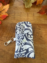 Lade das Bild in den Galerie-Viewer, Handgenähtes Täschchen mit Karabiner | Baumwolle 7 x 9cm | AirPods-Hülle & Mini-Organizer – für Kopfhörer, Tampons, Geld, Einkaufschips