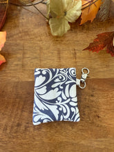 Lade das Bild in den Galerie-Viewer, Handgenähtes Täschchen mit Karabiner | Baumwolle 7 x 9cm | AirPods-Hülle & Mini-Organizer – für Kopfhörer, Tampons, Geld, Einkaufschips