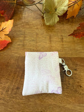 Lade das Bild in den Galerie-Viewer, Handgenähtes Täschchen mit Karabiner | Baumwolle 7 x 9cm | AirPods-Hülle & Mini-Organizer – für Kopfhörer, Tampons, Geld, Einkaufschips