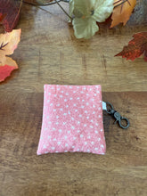 Lade das Bild in den Galerie-Viewer, Handgenähtes Täschchen mit Karabiner | Baumwolle 7 x 9cm | AirPods-Hülle & Mini-Organizer – für Kopfhörer, Tampons, Geld, Einkaufschips