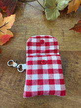 Lade das Bild in den Galerie-Viewer, Handgenähtes Täschchen mit Karabiner | Baumwolle 7 x 9cm | AirPods-Hülle & Mini-Organizer – für Kopfhörer, Tampons, Geld, Einkaufschips