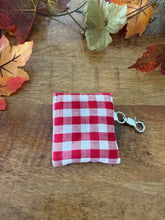 Lade das Bild in den Galerie-Viewer, Handgenähtes Täschchen mit Karabiner | Baumwolle 7 x 9cm | AirPods-Hülle & Mini-Organizer – für Kopfhörer, Tampons, Geld, Einkaufschips