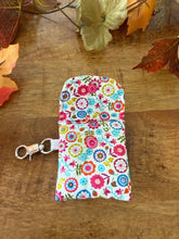 Lade das Bild in den Galerie-Viewer, Handgenähtes Täschchen mit Karabiner | Baumwolle 7 x 9cm | AirPods-Hülle & Mini-Organizer – für Kopfhörer, Tampons, Geld, Einkaufschips