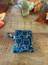 Lade das Bild in den Galerie-Viewer, Handgenähtes Täschchen mit Karabiner | Baumwolle 7 x 9cm | AirPods-Hülle & Mini-Organizer – für Kopfhörer, Tampons, Geld, Einkaufschips