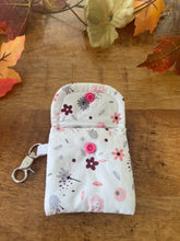 Lade das Bild in den Galerie-Viewer, Handgenähtes Täschchen mit Karabiner | Baumwolle 7 x 9cm | AirPods-Hülle & Mini-Organizer – für Kopfhörer, Tampons, Geld, Einkaufschips