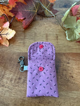 Lade das Bild in den Galerie-Viewer, Handgenähtes Täschchen mit Karabiner | Baumwolle 7 x 9cm | AirPods-Hülle & Mini-Organizer – für Kopfhörer, Tampons, Geld, Einkaufschips