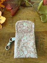 Lade das Bild in den Galerie-Viewer, Handgenähtes Täschchen mit Karabiner | Baumwolle 7 x 9cm | AirPods-Hülle & Mini-Organizer – für Kopfhörer, Tampons, Geld, Einkaufschips