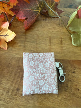 Lade das Bild in den Galerie-Viewer, Handgenähtes Täschchen mit Karabiner | Baumwolle 7 x 9cm | AirPods-Hülle & Mini-Organizer – für Kopfhörer, Tampons, Geld, Einkaufschips