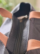 Lade das Bild in den Galerie-Viewer, Kunstledertasche mit Kosmetiktasche & Schulterriemen – Vintage Style