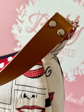 Lade das Bild in den Galerie-Viewer, Mondtasche im Comic-Design – handgefertigte Schultertasche aus Dekostoff