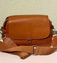 Lade das Bild in den Galerie-Viewer, Elegante Kunstleder-Tasche in Cognacbraun mit Struktur & Schulterriemen | 24 × 18 × 6 cm