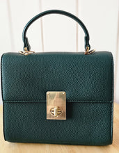 Lade das Bild in den Galerie-Viewer, Elegante Struktur-Handtasche aus Kunstleder – Modell „Drehverschluss“ in Schwarz, Olive, Cognac, & Petrol – Top-Handle & Crossbody-Tragegurt