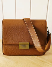 Lade das Bild in den Galerie-Viewer, Elegante Crossbody-Tasche aus Kunstleder – kompakt & stylisch – in Cognac oder Petrol – 16×20×9 cm