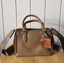 Lade das Bild in den Galerie-Viewer, Elegante Handtasche – Petrol / Cognac – strukturierte Kunstleder-Optik & Mini-Pouch | 27×24×8 cm