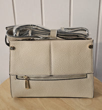 Lade das Bild in den Galerie-Viewer, Elegante Kunstleder-Tasche mit Nieten – taupe & schwarz – kompakt, modern & vielseitig