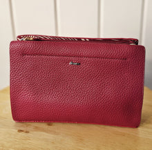 Lade das Bild in den Galerie-Viewer, Kleine Umhängetasche – Camel & Pink – elegante Crossbody Bag aus strukturiertem Kunstleder | Leicht, modern & alltagstauglich