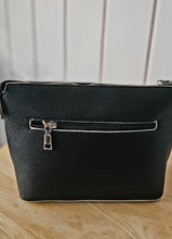 Lade das Bild in den Galerie-Viewer, Crossbody Bag Damen – Camel & Schwarz – Strukturkunstleder, 2 Gurte, kompakt & stylisch