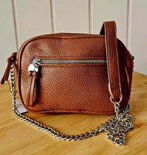 Lade das Bild in den Galerie-Viewer, Kameratasche Damen Kunstleder mit Kettenriemen – Schwarz, Camel, Taupe – Crossbody Bag klein & elegant
