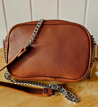 Lade das Bild in den Galerie-Viewer, Kameratasche Damen Kunstleder mit Kettenriemen – Schwarz, Camel, Taupe – Crossbody Bag klein & elegant
