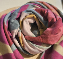 Lade das Bild in den Galerie-Viewer, Bunter Kuschelschal – 195 x 90 cm, weich & warm, 100% Polyester