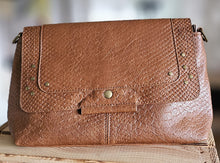 Lade das Bild in den Galerie-Viewer, Umhängetasche aus Kunstleder mit und Nieten | Tasche mit Zipperfach & verstellbarem Gurt | Schwarz oder Braun