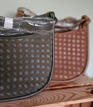 Lade das Bild in den Galerie-Viewer, Half-Moon Schultertasche – Crescent Crossbody mit 2 Reißverschlussfächern & Flechtoptik (26×17×3 cm) – Schwarz – 25 €